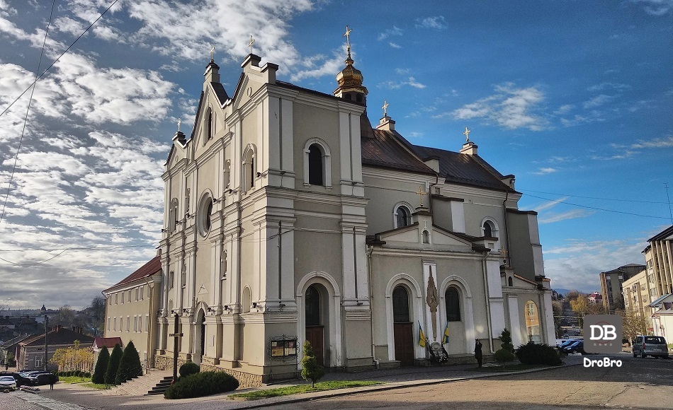 Katedralnyi sobor sviatoi Triitsi (XVII-KhIKh) v Drohobychi