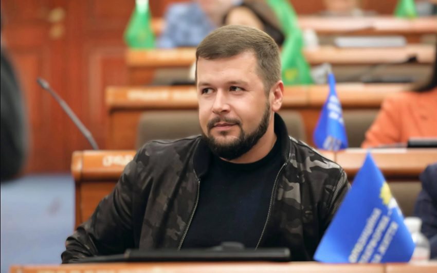 побитий