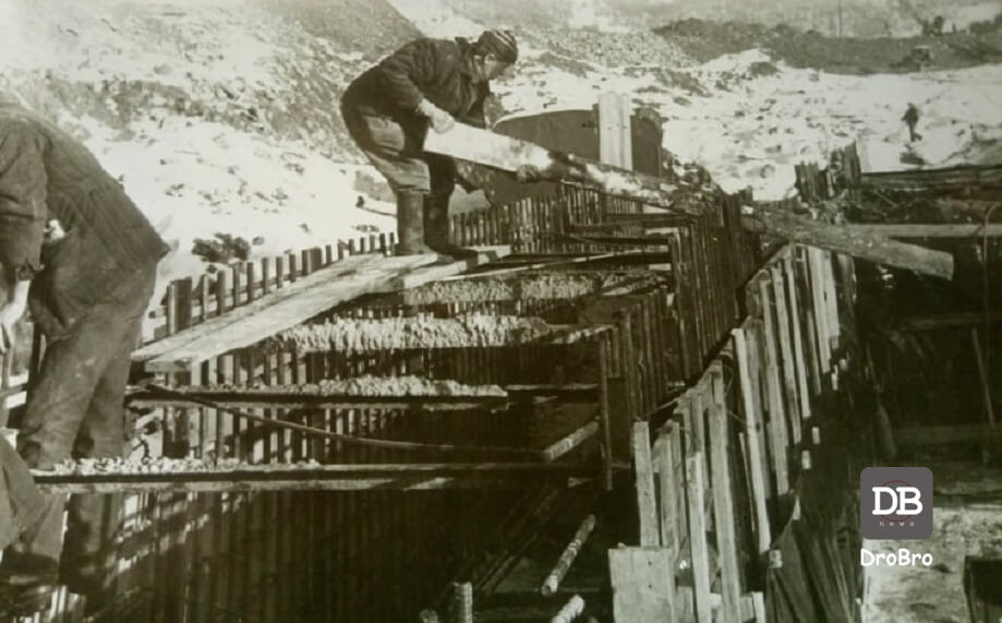 Бригада Антогяка Романа монтує опалубку для подальшого бетонування підпірної стінки вихідного порталу