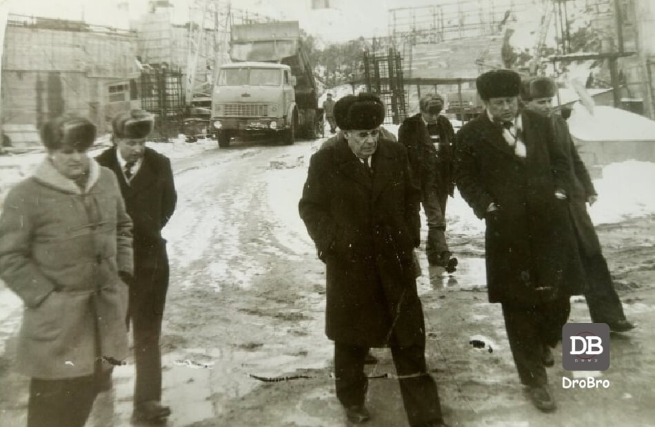 Вихідний портал. У центрі - міністр водного господарства України М.В.Гаркуша. Справа - керівник тресту «Західводбуд» В.Т.Нещадін. Зліва начальник водгоспу В.Олійник. Другий справа - начальник ПМК- 72 Б.Шнайдер. Позаду виконроб М.Д Крамар.