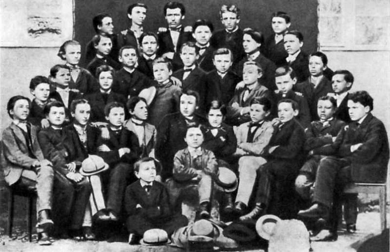 Ivan Franko sered uchniv tretoho klasu Drohobytskoi himnazii (v druhomu riadu – pershyi zliva). Foto 1870 r.