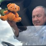 У Дрогобичі водій сміттєвоза прикрашає авто знайденими іграшками