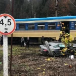 На Львівщині електропотяг зіткнувся з Mercedes – травмована водійка легковика
